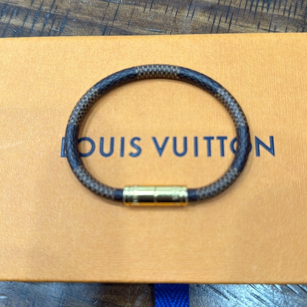 LOUIS VUITTON Damier Keep It Bracelet - Picture 7 of 12